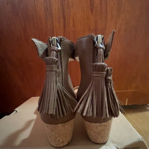 UGG New Chestnut Zoe Leather cork wedge Sandals with-a tessel on the back zipper - Picture 3 of 5